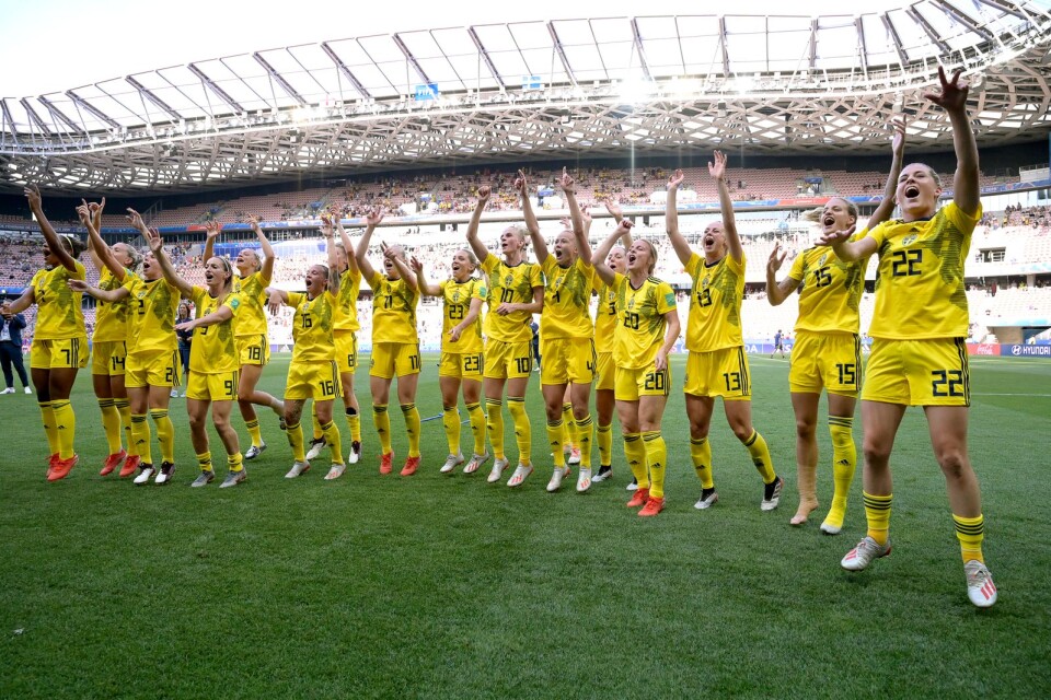 Det svenska laget firar med fansen efter att VM-bronset hade bärgats i och med 2–1-segern mot England.