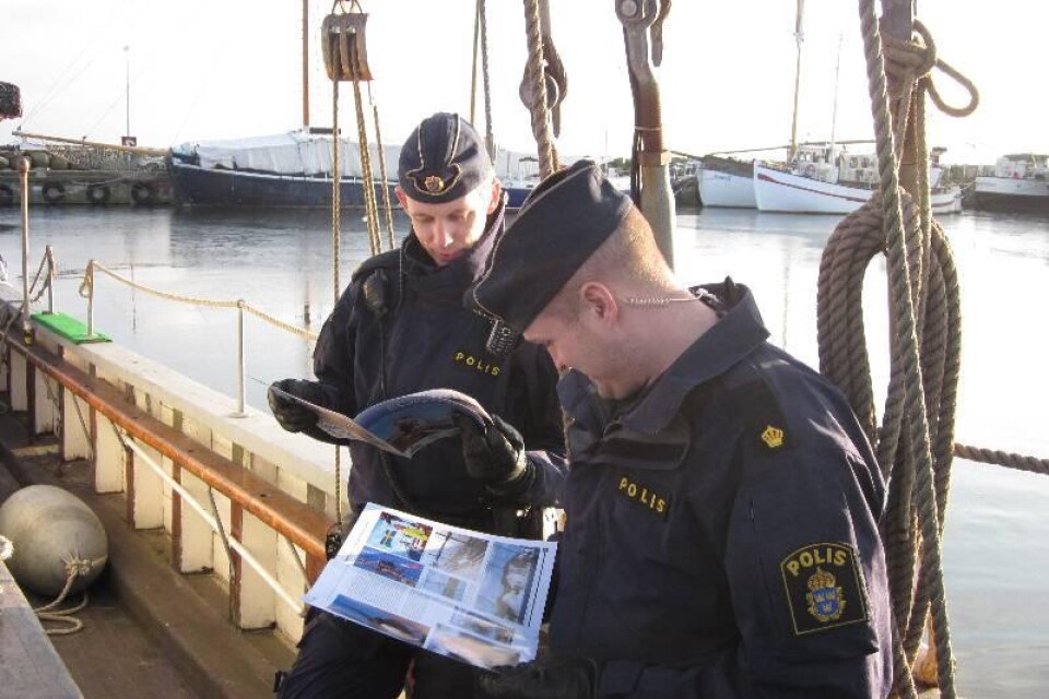 Tiden i väntan på bombexperter fördrev polisen med att läsa Bogsvall, publikationen där bomdramat sedan avslöjades.