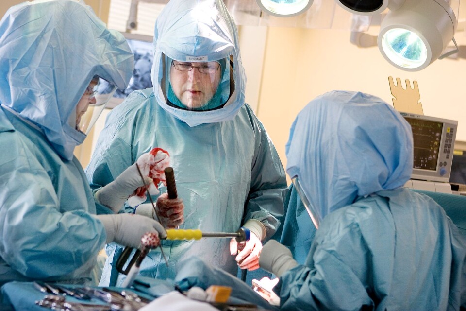 Operationsteamet på Hässleholms sjukhus sätter in en ny höftled på en patient.