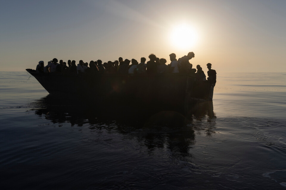 Migranter i en liten båt på väg över Medelhavet. Arkivbild.