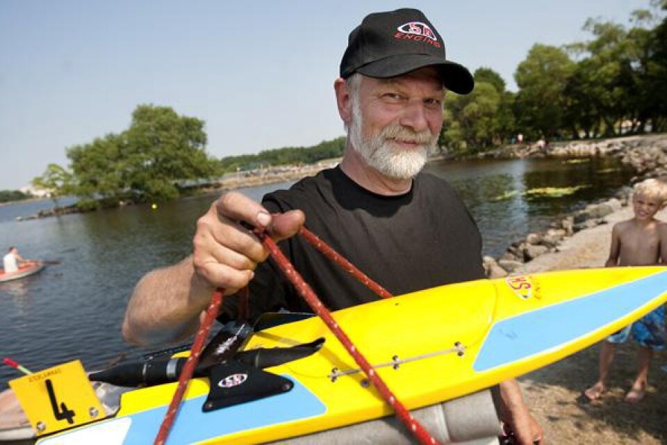Robert Mårtensson visar upp en av sina vinnarbåtar.