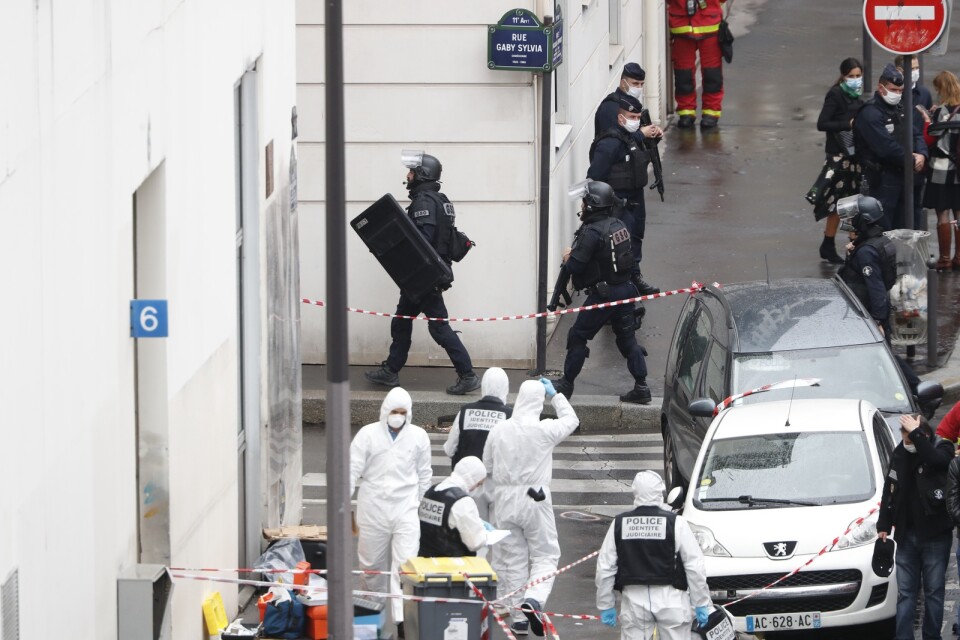 Polis utanför satirtidskriften Charlie Hebdos tidigare lokaler i elfte arrondissementet i östra Paris där fredagens knivattack ägde rum.
