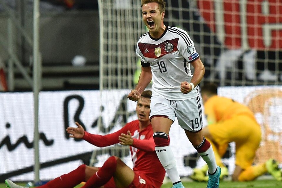 Tyskland har återställt ordningen i EM-kvalet i fotboll. VM-guldmedaljören från i fjol slog Polen med 3-1 i Frankfurt och tog över ledningen i grupp D. Tyskland tappade fem poäng på de tre första matcherna i EM-kvalet. Nu, efter sju omgångar, toppar det