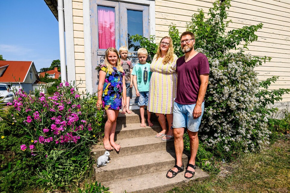 Mattias Nilsson och Jenny Svensson med barnen Evelyn, 9, och tvillingarna Assar och Gunnar, 7, ser en utmaning i att återbruka så  mycket som möjligt.