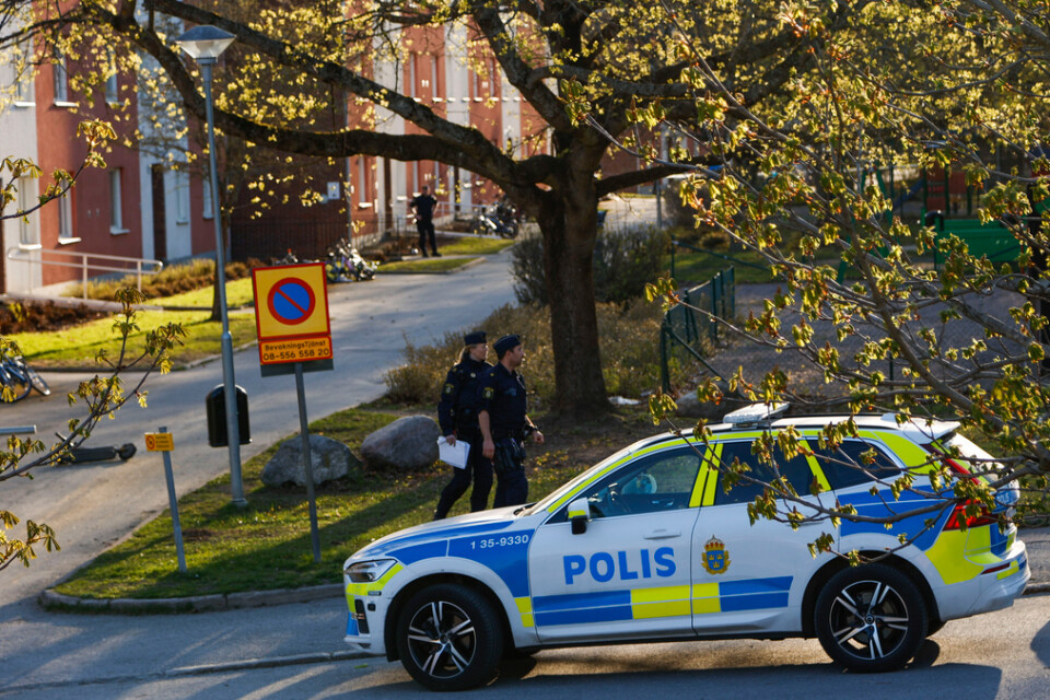 Poliser söker spår i anslutning till mordplatsen i Jakobsberg den 8 maj i år. Arkivbild.