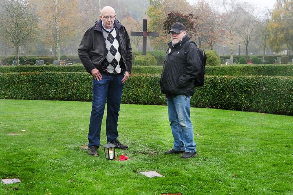 Kyrkorådets ordförande Jörgen Jönsson och Lars-Olle Kristoffersson i korslunden där ett 30-tal namnplattor har stulits från gravarna.