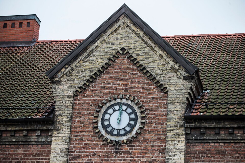 Skribenten får svar på varför klockan på rådhuset står still.