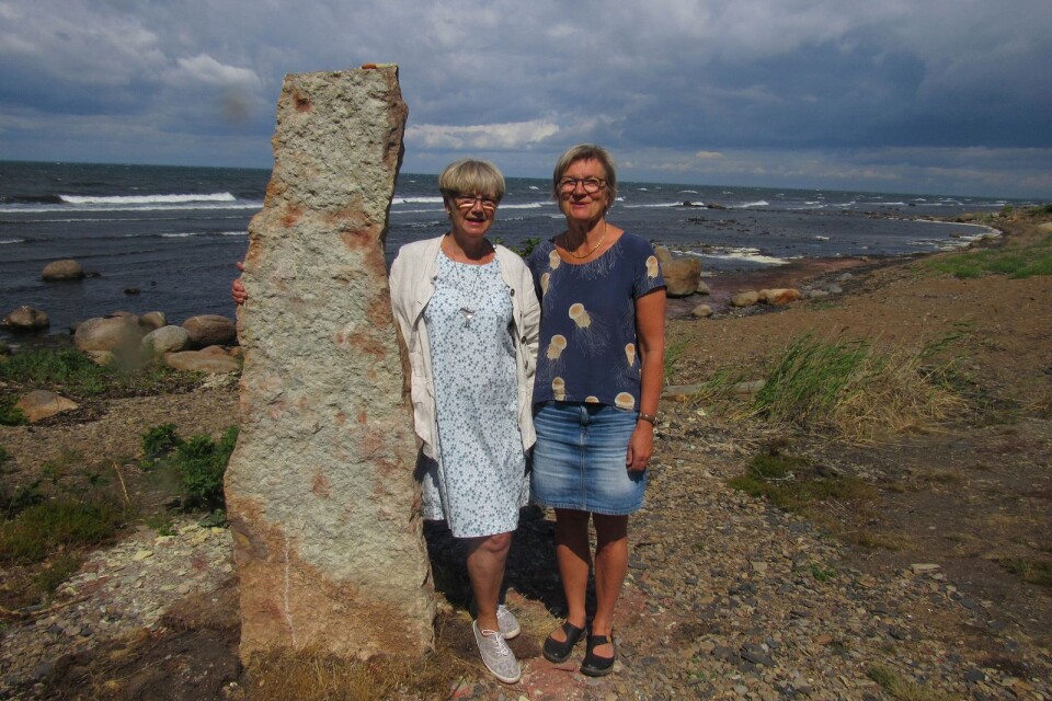 Under firandet av Anna Rydstedt-sällskapets 10-åriga tillvaro invigs bland annat denna sten till minne av skalden. Styrelsemedlemmen Marianne Hedelin och ordföranden Viktoria Bengtsdotter Katz är delansvariga för arrangemangen.
