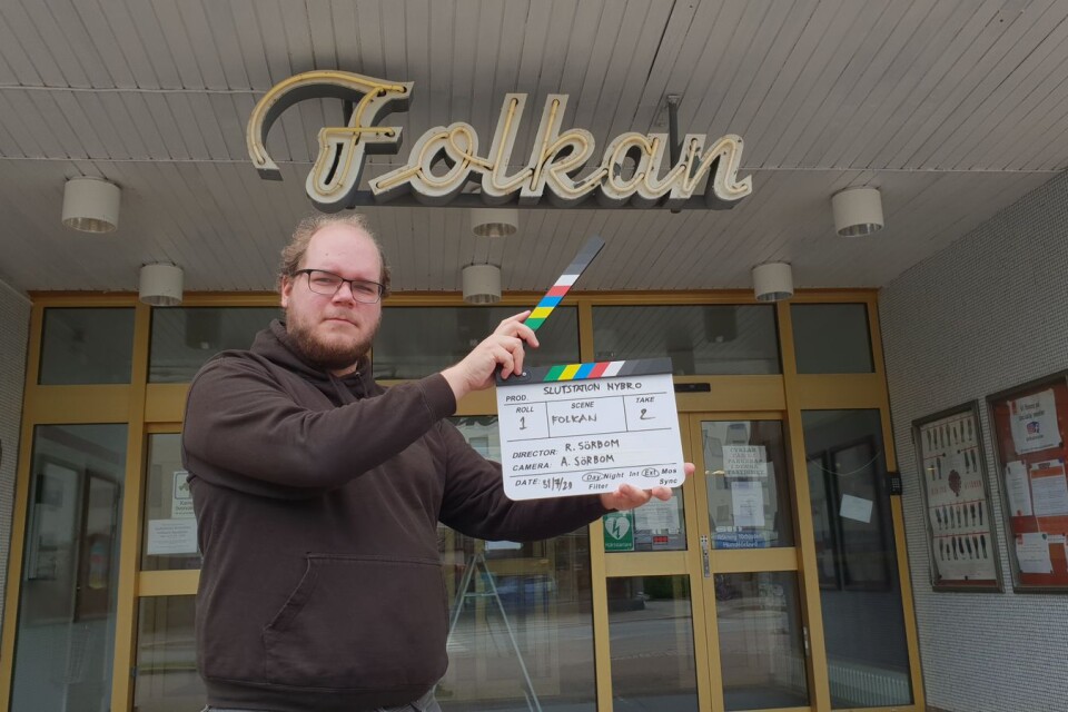 Robin Sörbom hållandes en filmklappa utanför Folkan i Nybro.