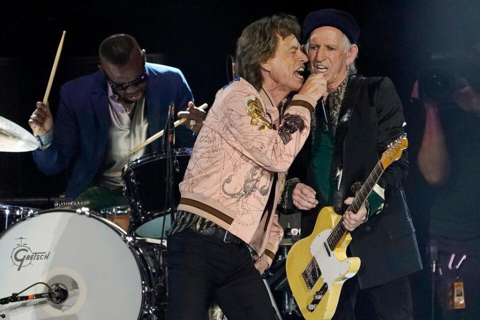 Mick Jagger och Keith Richards på scen i USA i oktober i fjol. Vid trummorna Steve Jordan.