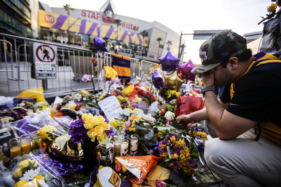 Utanför arenan hade fans lämnat blommor och minnessaker för att hedra Bryant.