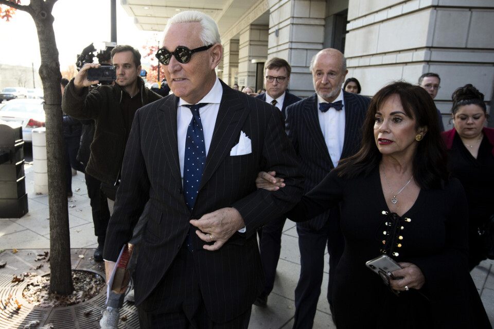 Roger Stone med sin fru Nydia Stone anländer till domstolen i Washington på fredagen.
