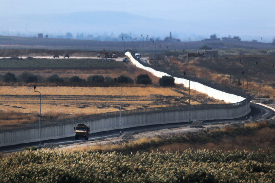 Ett turkiskt militärfordon patrullerar gränsen mot Syrien i närheten av Akçakale, i oktober 2019. Arkivbild.