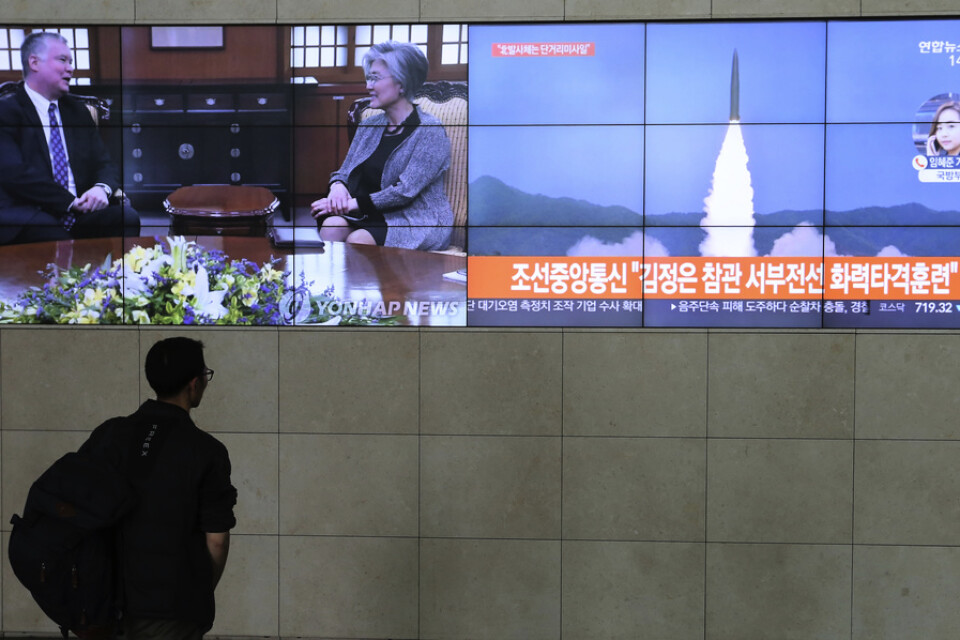 En man ser en projektil avfyras från Nordkorea på sydkoreansk tv tidigare i år. Arkivbild.