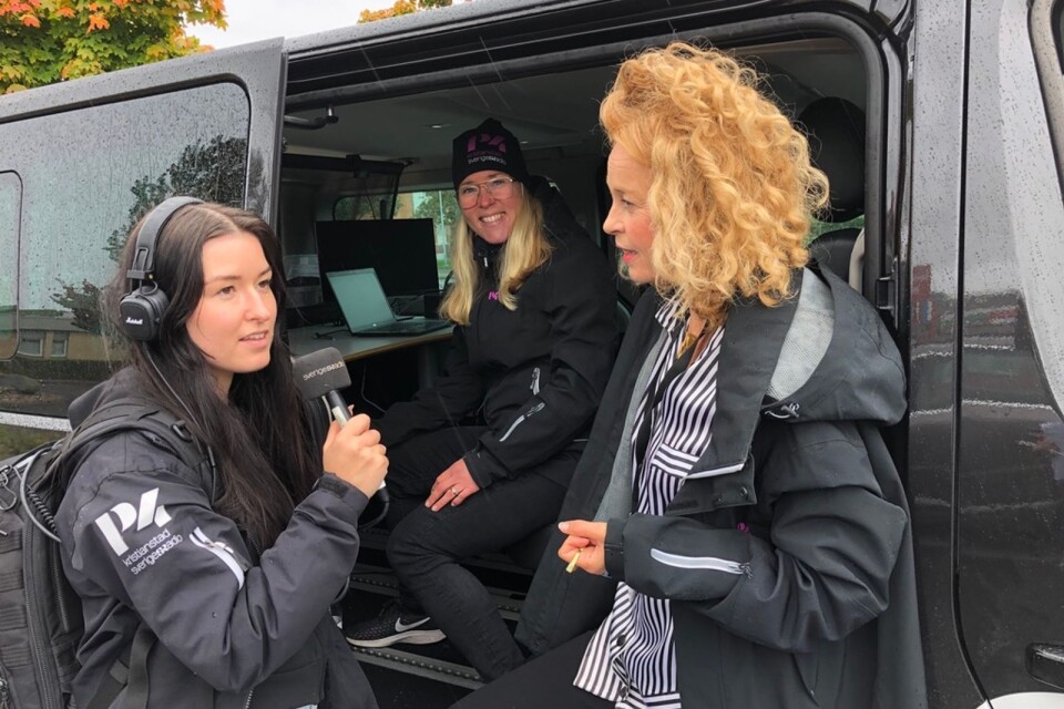 Dzenet Alisehovic, anchor, Matilda Alborn, reporter and Jenny Johnsson Roos, editor, are out with P4 Radio Kristianstad's pop-up news office at Gamlegården.