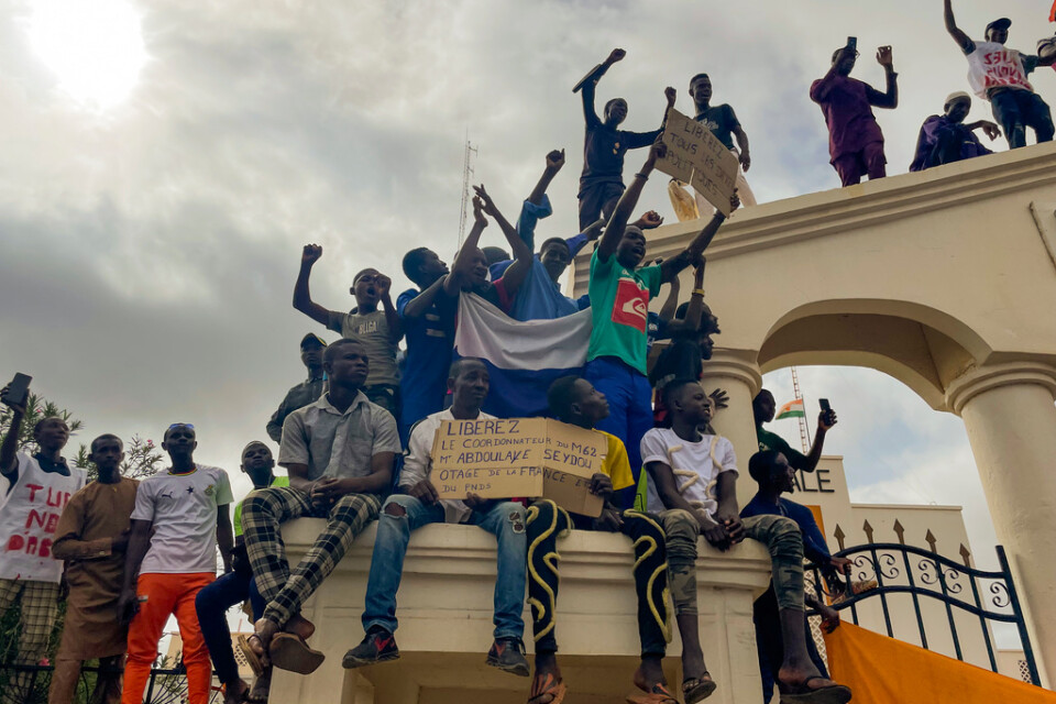 Anhängare till Nigers styrande junta demonstrerar på nationens självständighetsdag från dess före detta kolonialhärskare, Frankrike.