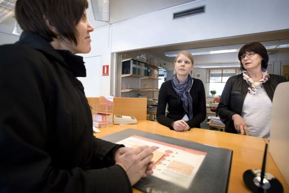 Annie Gustafsson undrar om det stämmer att Swedbank ska stänga kontoret i Braås. Therese Classon och landsbygdskontorens chef Margareta Lessmark intygar att så är fallet.