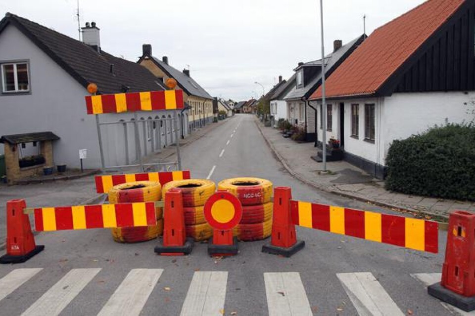 Västergatan i Anderslöv är avstängd på grund av en vattenläcka i en fastighet längs gatan.