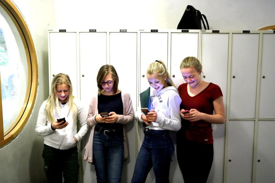 Men egentligen ser det oftast ut så här, mobilerna fångar uppmärksamheten på rasterna. Från vänster Tuva Sundman-Karlsson, Selma Palm, Anna Ivertsson och Hedda Strandberg.