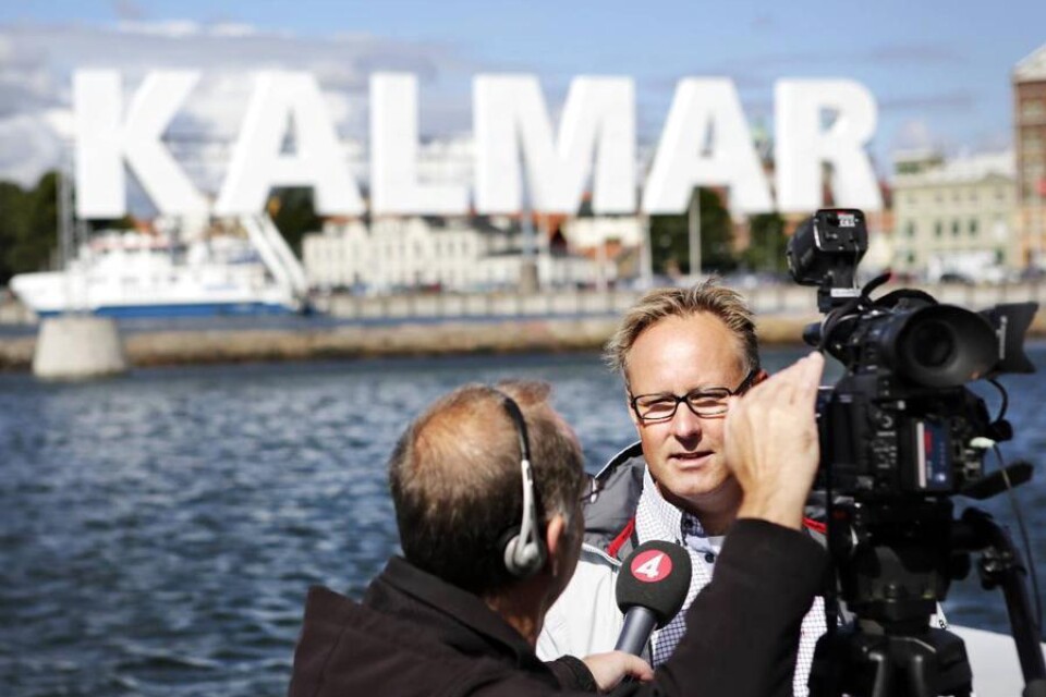 Folkpartiet i Kalmar kommun presenterar sin kommande budget, men partiet riktar också kritik mot kommunalrådet Johan Persson som de anser driver igenom beslut för snabbt och utan att andra partier har tillräcklig insyn i beslutsprocessen.