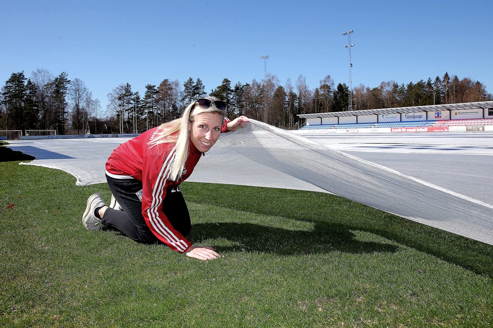 Sandra Adolfsson kollar till gräsmattan på Vittsjö IP. Foto: Stefan Sandström