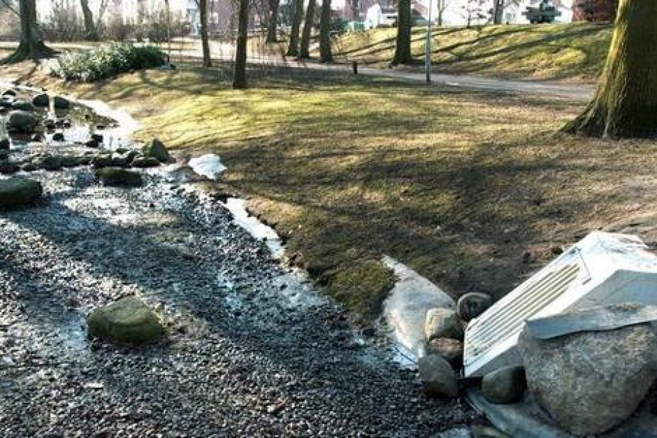 Nu är det så torrt i Skåne att länsstyrelsen bedömer att inga vattenuttag för bevattning bör ske utan att tillstånd finns från miljödomstolen. På bilden syns vattendraget i Norra Promenaden i Ystad under torkan 2001. Arkivbild: YA
