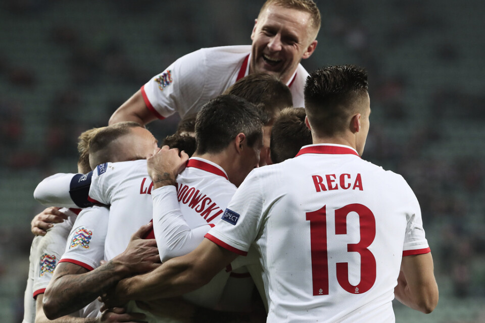 Polska spelarna firar ett mål mot Bosnien i Nations League. Arkivbild.
