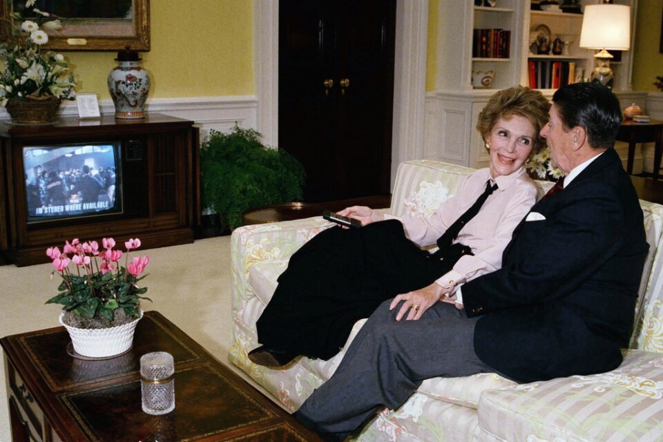 Så här såg det ut i bostadsdelen av Vita huset i slutet av Ronald Reagans presidenttid. Här tittar han och hustrun Nancy på tv valkvällen den 8 november 1988.