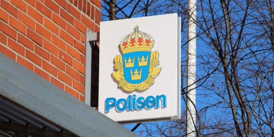 En polisanmälan har gjorts om en man som blottat sig för en kvinna i Ulricehamn. Genrebild.