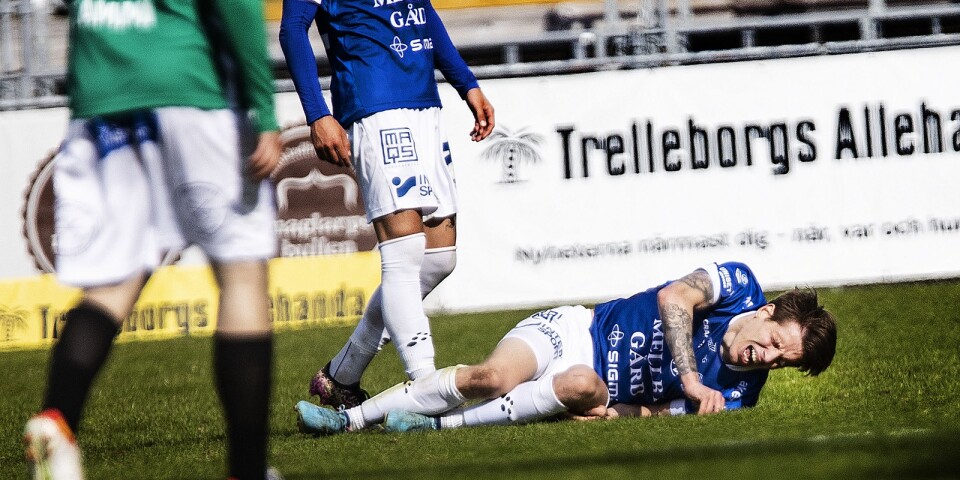 Så här såg det ut när Bödvar Bödvarsson skadade sig i hemmamatchen mot Brage på valborgsmässoafton. Nu hoppas han snart vara tillbaka.
