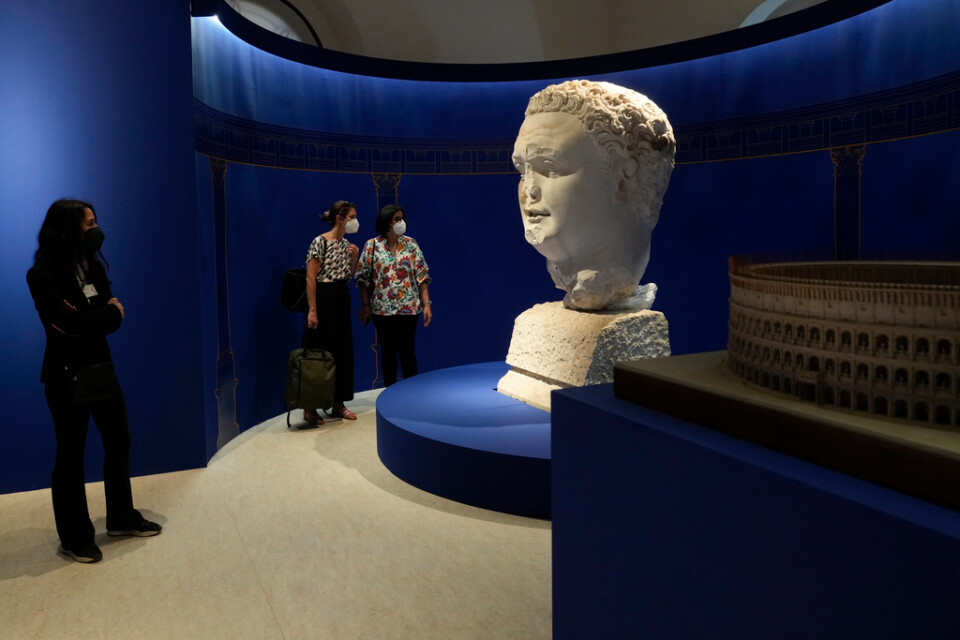 Besökare beundrar ett gigantiskt huvud föreställande den romerske kejsaren Domitianus på Kapitolinska museerna i Rom.
