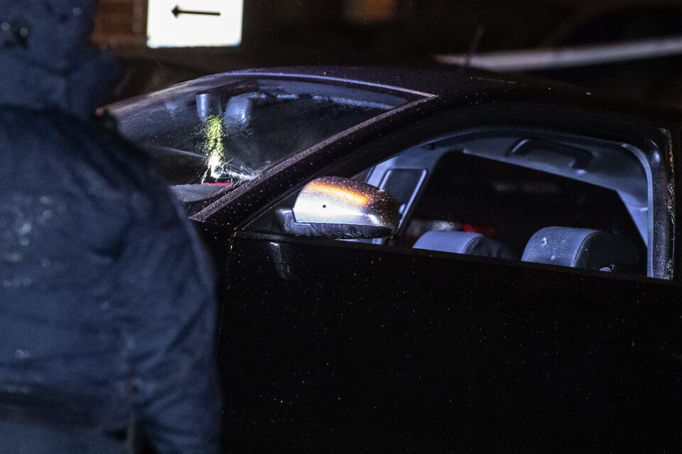 Polisen har beslagtagit en bil med skador efter lördagens skottlossning i Landskrona.