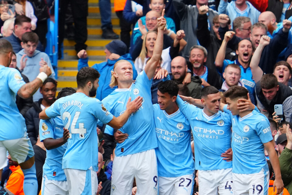 Erling Haaland (mitten) firar efter att han gett sitt Manchester City en 2–0 ledning.