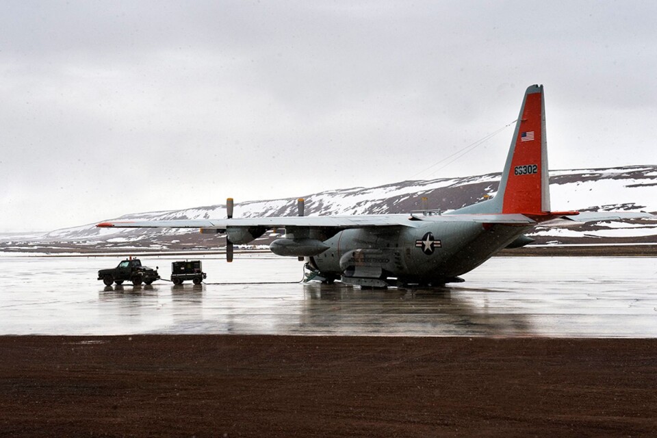 På nordvästra Grönland ligger Thule-flygbasen, som det amerikanska flygvapnet driver. Här finns sedan länge 821 Air Base Group baserad.
