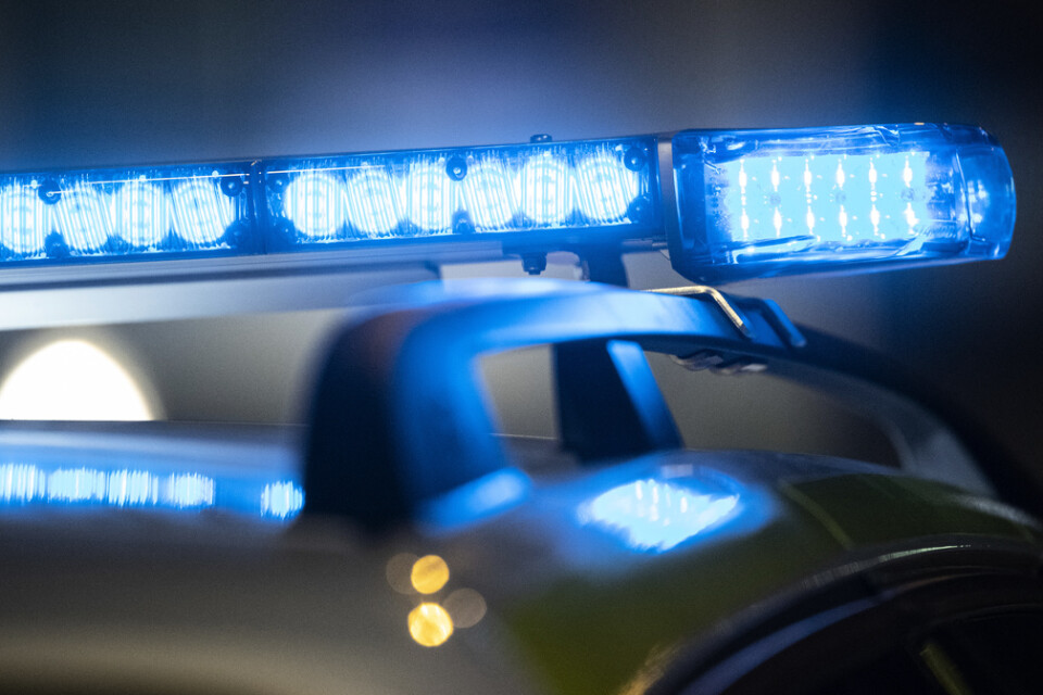 Polisen har larmats om att en kvinna har knuffats framför ett tåg i Lund.
