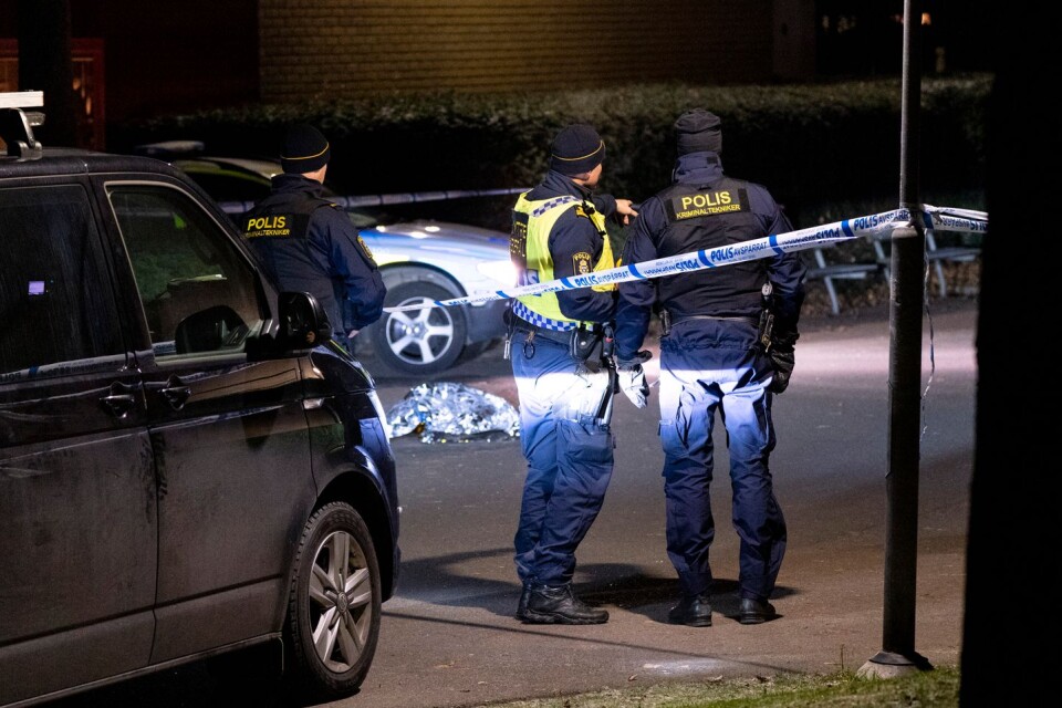 Polisens kriminaltekniker arbetar innanför en avspärrning i Kävlinge efter ett mord på tisdagskvällen.