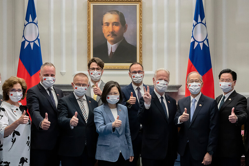 Taiwans president Tsai Ing-Wen (i mitten) ger tummen upp tillsammans med en slovakisk delegation som är på besök.
