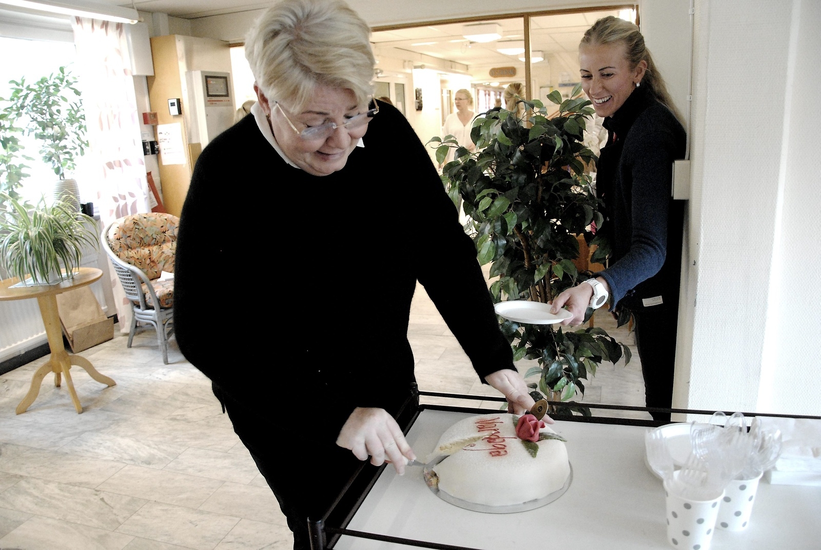 Liselotte Nilsson Klang, Vardagas verksamhetschef, skar upp tårtan när Vardaga tog över verksamheten på Lindgården i Broby.