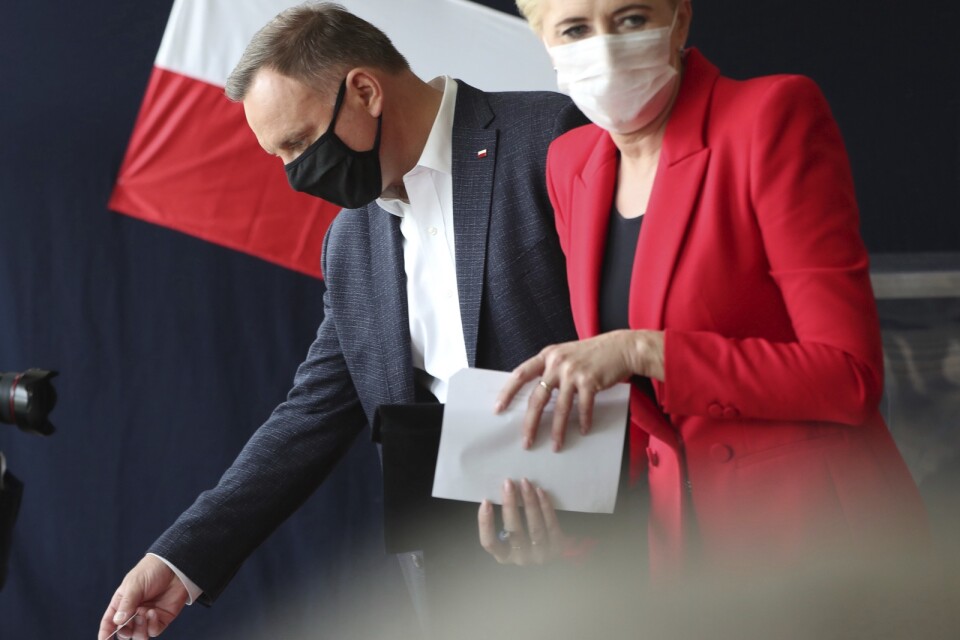 Sittande presidenten Andrzej Duda röstade tillsammans med sin fru Agata Kornhauser-Duda.