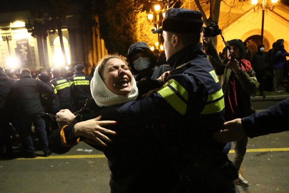 Handgemäng mellan polis och demonstranter i Tbilisi natten till onsdagen.