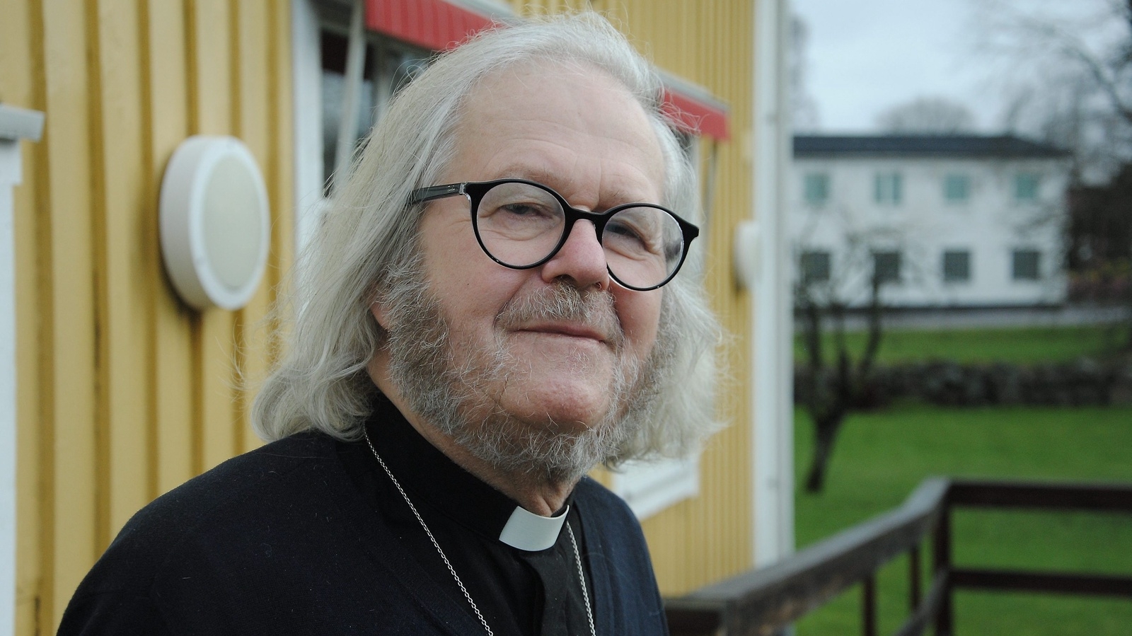 Staffan Örneskans fyllter 85 år idag och firar med öppet hus i Bjärnums prästgår. FOTO: CARL-JOHAN BAULER