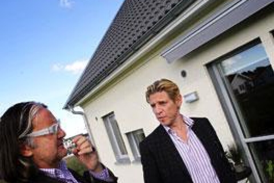 Simon Davies och Tomas Cederlund är kända som "Simon och Tomas" från sina inredningsprogram i tv. Här står de framför en nybyggd villa i Skegrie som de inrett åt Anebyhus.