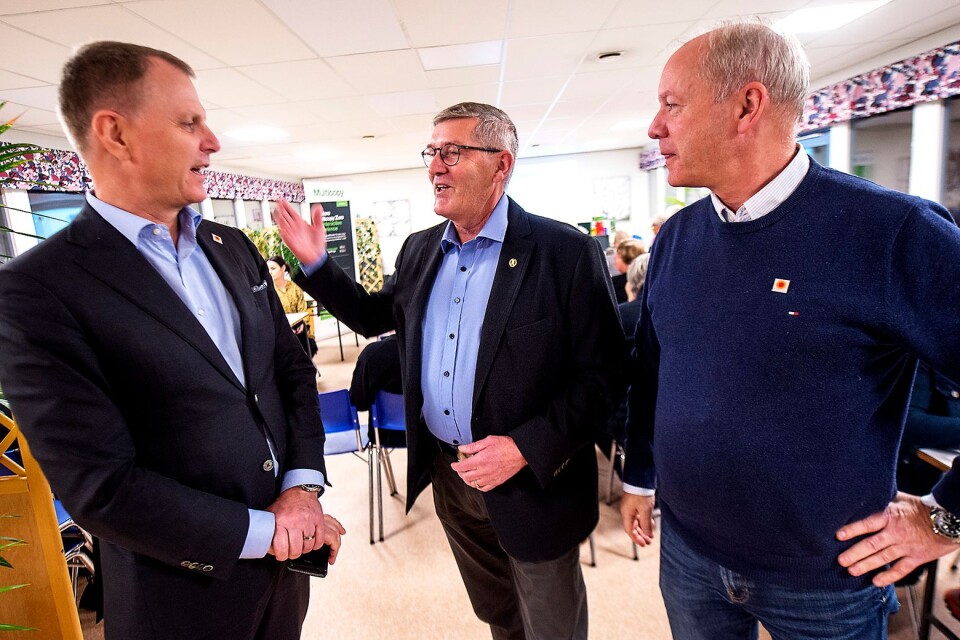 Per Lyrvall, Sverigechef på Stora Enso, Mats Widesjö, ordförande för Aktiespararna och Michael Lindemann, brukschef, vid tisdagskvällens studiebesök på bruket.