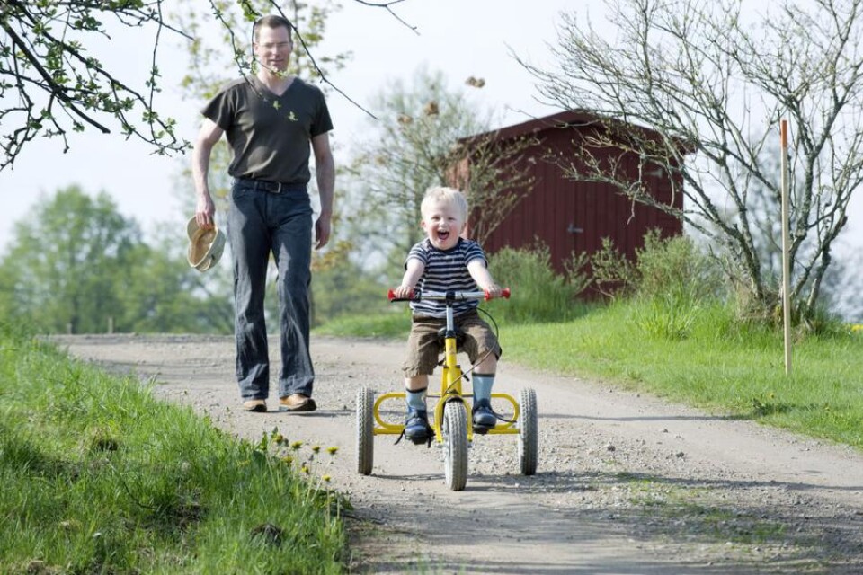 Det går undan när Sigge drar genom byn Stenslanda med sin nya trehjuliga cykel. Pappa Martin Stengård håller ett vakande öga.