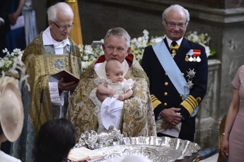 Ärkebiskop Anders Wejryd döper prinsessan Estelle under överinseende överhovpredikant Lars-Göran Lönnermark och kung Carl Gustaf under dopceremonin i Slottskyrkan.