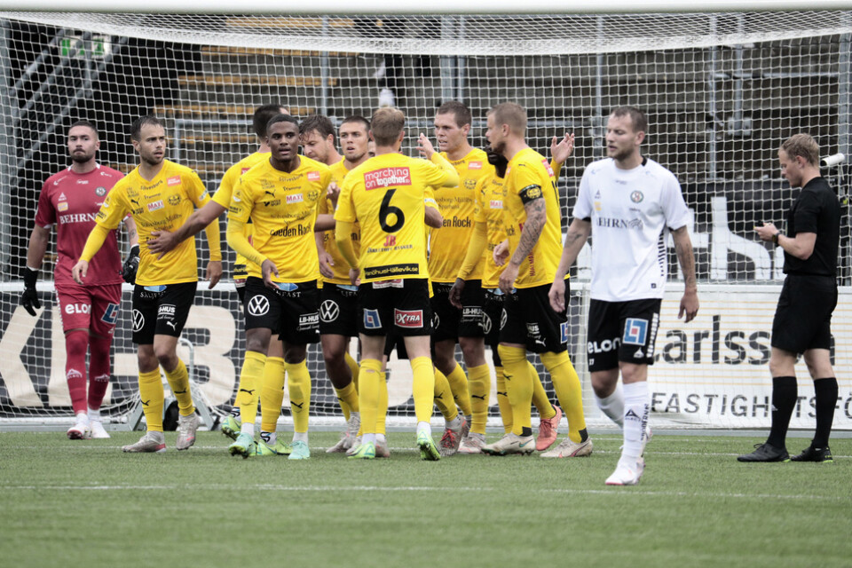 Mjällby jublar efter att Joel Nilsson gjort 1-1 under lördagens fotbollsmatch i allsvenskan mellan Örebro SK och Mällby AIF på Behrn Arena.