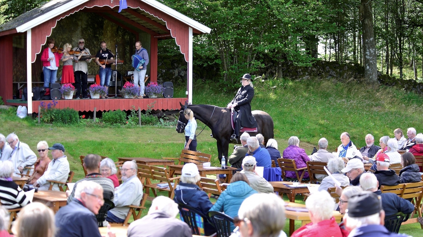 Staffan Örneskans håller gudstjänst till häst. Foto: Eva Frid/Arkiv