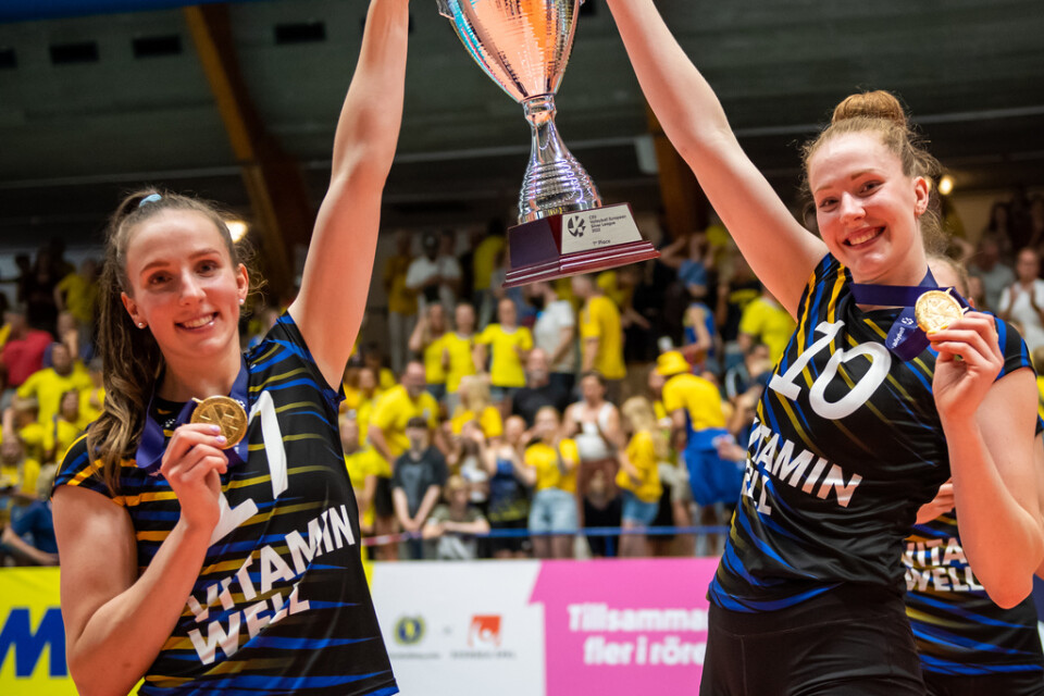 Systrarna Hakk – Anna och Isabelle – firar här segern i European Silver League förra sommaren. Arkivbild.