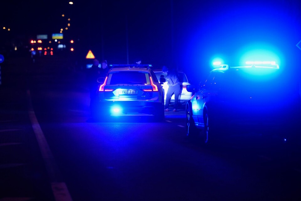 Polisen kontrollerade flera bilar i området efter rånet. Här på Kristianstadsvägen i Bromölla. Men enligt fotograf på plats även på E22 mellan Fjälkinge och Bäckaskog.