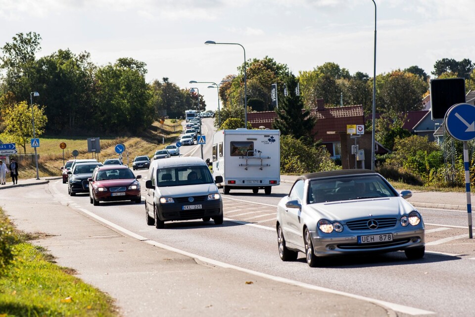 Köer genom Glömminge på väg 136 under Skördefesten 2016. Trafikverket har en plan för att förbättra trafiksituationen på Öland, men får mothugg av insändarskribenten på hur detta ska ske.